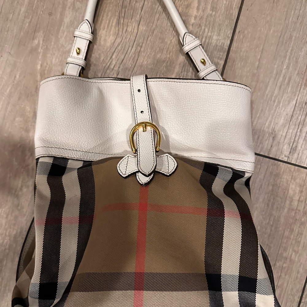 Burberry Purse. Great Condition.
